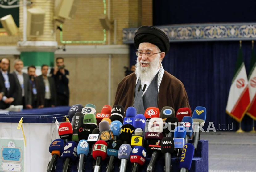 Pemimpin tertinggi Iran Ayatollah Ali Khamenei berbicara kepada media setelah memberikan suaranya pada pemilihan legislatif Iran di Teheran, Iran, (1/3/2024).