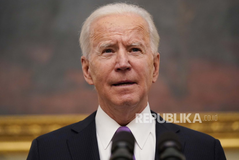  Presiden Joe Biden berbicara tentang virus corona di Ruang Makan Negara Gedung Putih, Kamis, 21 Januari 2021, di Washington.