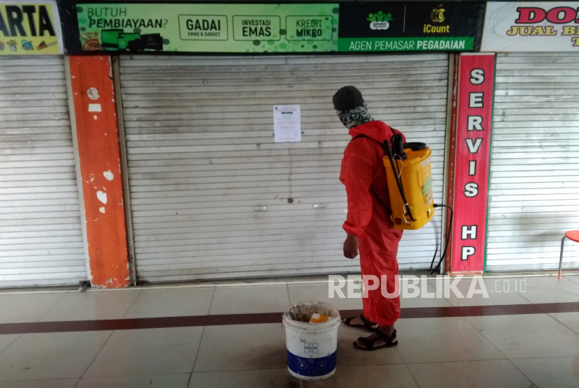 Petugas dinas pasar menyemprot disinfektan saat hari pertama penutupan Pasar Kranggan, Yogyakarta, Ahad (14/6). Pasar Kranggan ditutup hingga Selasa (16/6)