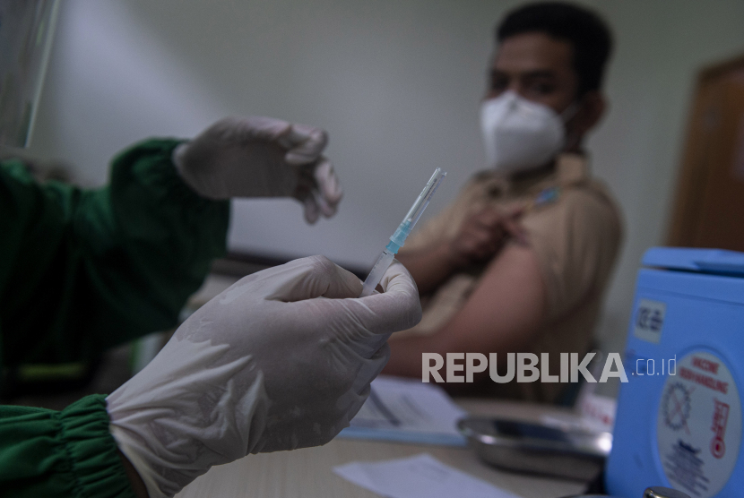 Profesi Bidan Dominasi Pelayanan Kesehatan di Indonesia. Bidan mempersiapkan vaksin COVID-19 Sinovac tahap kedua untuk disuntikkan tenaga medis, di Puskesmas Kecamatan Sawah Besar, Jakarta, Selasa (2/2/2021). Kementerian Kesehatan menyatakan hingga 2 Februari 2021 sebanyak 596.260 orang Sumber Daya Manusia Kesehatan telah menerima vaksinasi tahap pertama dan 51.999 orang untuk vaksinasi tahap kedua.