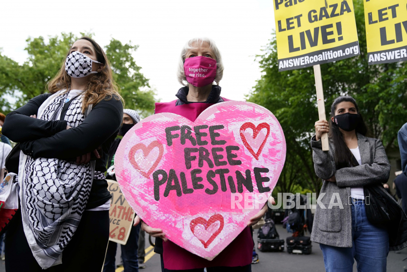 Pengunjuk rasa pro-Palestina mengambil bagian dalam demonstrasi di luar Departemen Luar Negeri AS di Washington, DC, AS, 11 Mei 2021. 