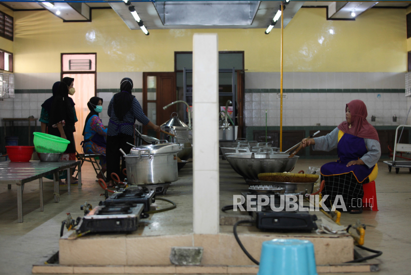 Sejumlah pekerja memasak di dapur Asrama Haji Embarkasi Surabaya (AHES), Surabaya, Jawa Timur, Senin (22/5/2023). Dapur tersebut akan melayani kebutuhan makanan bagi sekitar 36.938 jemaah calon haji di Asrama Haji Embarkasi Surabaya (AHES). 