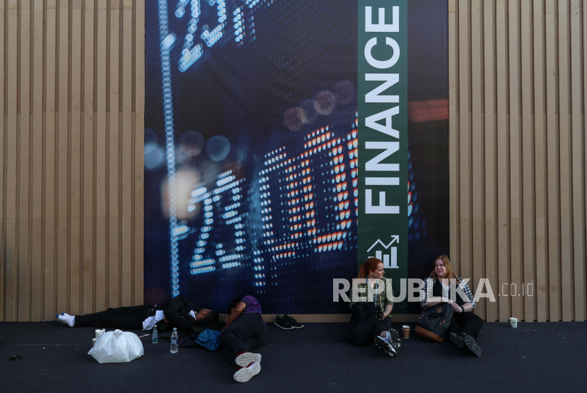  Orang-orang beristirahat di luar Pusat Kongres Internasional selama Konferensi Perubahan Iklim PBB 2022 (COP27), di Sharm El-Sheikh, Mesir, 08 November 2022 (dikeluarkan 09 Novemeber 2022). 