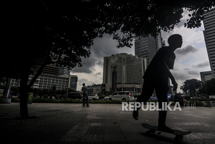 Warga bermain skateboard di trotoar jalan Sudirman-Thamrin, Jakarta.