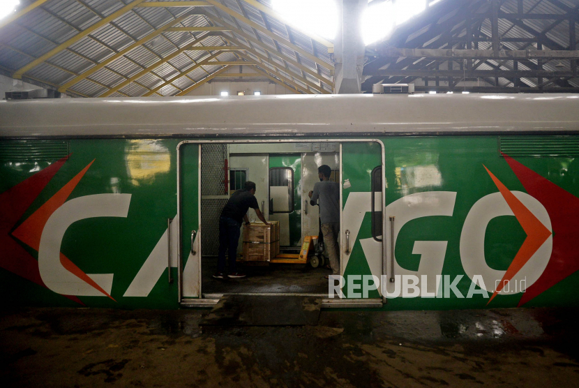Pekerja memasukan boks berisi kiriman barang ke dalam gerbong kereta api di Stasiun Jakarta Gudang, Jakarta, Sabtu (15/1/2022) (ilustrasi). Untuk 2023, KAI menargetkan mengangkut 63 juta ton atau naik delapan persen dibandingkan 2022.