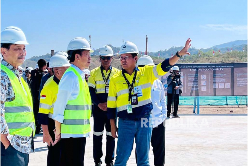 Presiden Joko Widodo bersama rombongan meninjau pabrik smelter dari bukit pandang di PT Amman Mineral Nusa Tenggara.. 