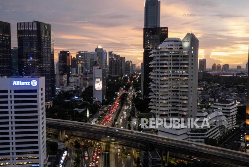 Sejumlah kendaraan bermotor melintas di kawasan Jenderal Sudirman, Jakarta. PVMBG mengungkapkan potensi pergerakan tanah yang rawan longsor di Jakarta pada Januari 2023 meluas menjadi 15 titik atau bertambah dibandingkan Desember 2022 yang mencapai 10 titik karena cuaca ekstrem.(ilusrasi)