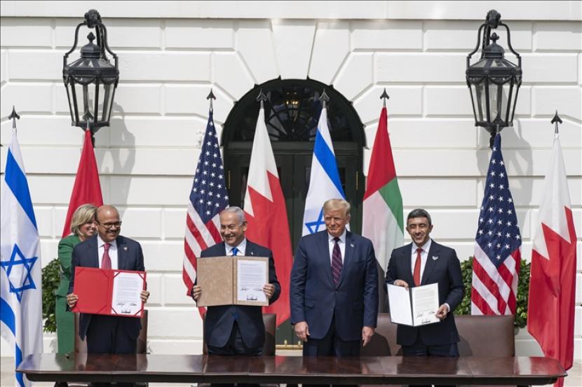Menteri Intelijen Israel Eli Cohen memperkirakan tiga negara Arab dan satu negara Afrika akan segera menandatangani kesepakatan damai dengan Israel.