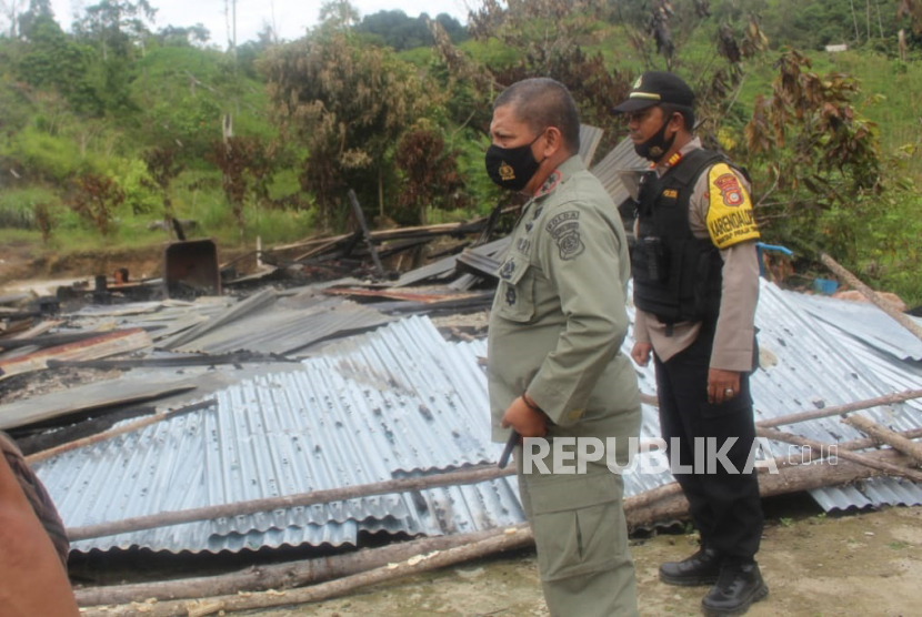 Polisi meninjau lokasi serangan yang diduga dilakukan oleh Mujahidin Indonesia Timur (MIT) pimpinan Ali Kalora di Dusun Lewonu, Desa Lemban Tongoa, Kecamatan Palolo, Kabupaten Sigi, Sulawesi Tengah, Sabtu (28/11).