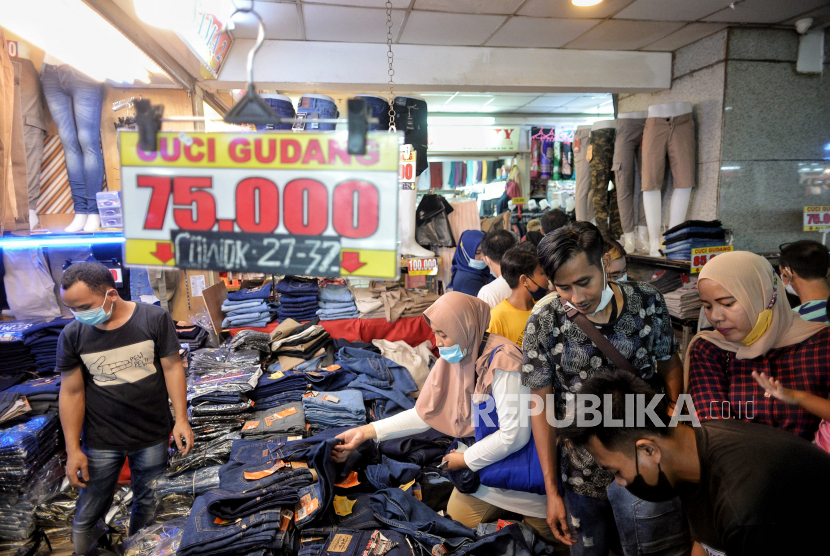 Warga berbelanja di Pasar Tanah Abang Blok A, Jakarta Pusat, Ahad (2/5). Pada H-10 menjelang Hari Raya Idul Fitri 1442 Hijriah kawasan tersebut mulai dipadati warga untuk berbelanja berbagai kebutuhan lebaran, guna mengantisipasi kepadatan petugas mengatur keluar masuk pengunjung. Republika/Thoudy Badai