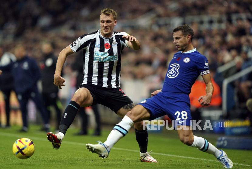 Pemain Newcastle United Dan Burn (kiri).