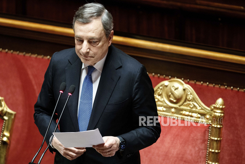 Perdana Menteri Italia Mario Draghi menyerahkan surat pengunduran dirinya ke Presiden Sergio Mattarella.
