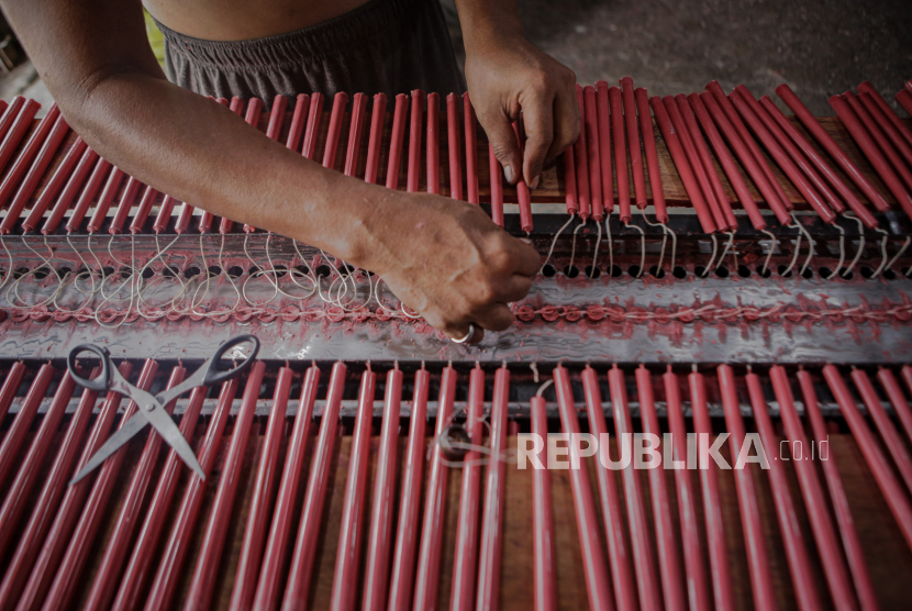 Pekerja menyelesaikan pembuatan lilin di Karawaci, Kota Tangerang, Banten, Rabu (26/1/2022). Jelang Hari Raya Imlek, produksi lilin yang dijual dari harga Rp14 ribu hingga Rp20 juta tersebut meningkat hingga lima kali lipat dibanding hari biasanya. 