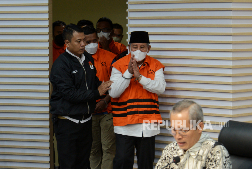 Tersangka Gubernur Maluku Utara Abdul Ghani Kasuba. KPK menduga istri Ketua Gerindra Maluku Utara tahu aliran korupsi gubernur.