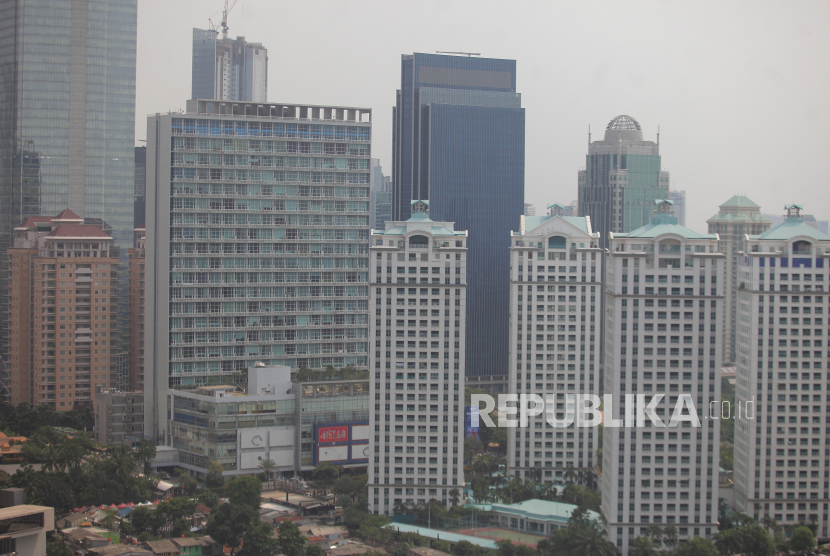 Suasana gedung pencakar langit di Jakarta, Selasa (12/10/2021). 