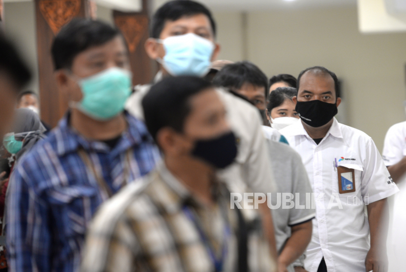 Petugas antre menunggu vaksinasi Covid-19 massal di Bandara Internasional Adisucipto, Yogyakarta, Kamis (25/3). Dinas kesehatan mendorong adanya vaksinasi massal di sejumlah tempat di DIY.