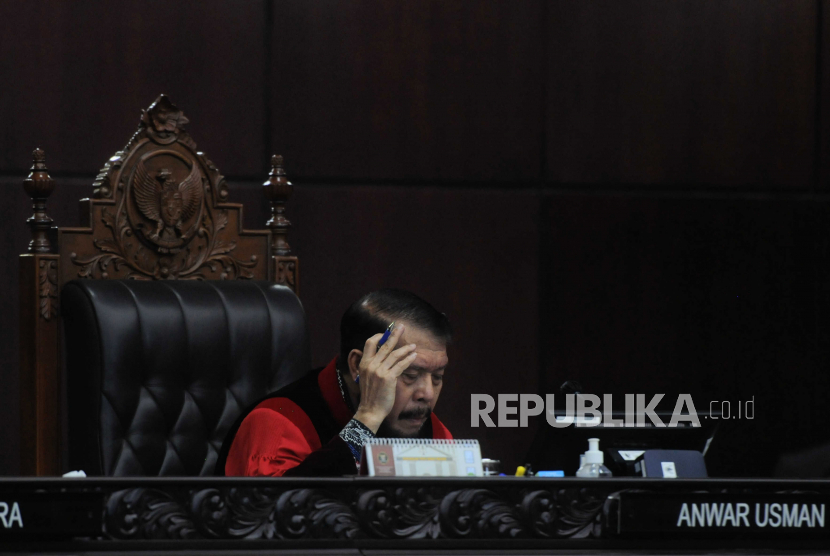 Ketua Mahkamah Konstitusi Anwar Usman  saat memimpin sidang putusan terkait gugatan sistem pemilu di Mahkamah Konstitusi, Jakarta, Kamis (15/6/2023). Mahkamah Konstitusi menolak permohonan uji materi UU Pemilu. Sehingga Pemilu 2024 tetap diselenggarakan menggunakan sistem proporsional terbuka.