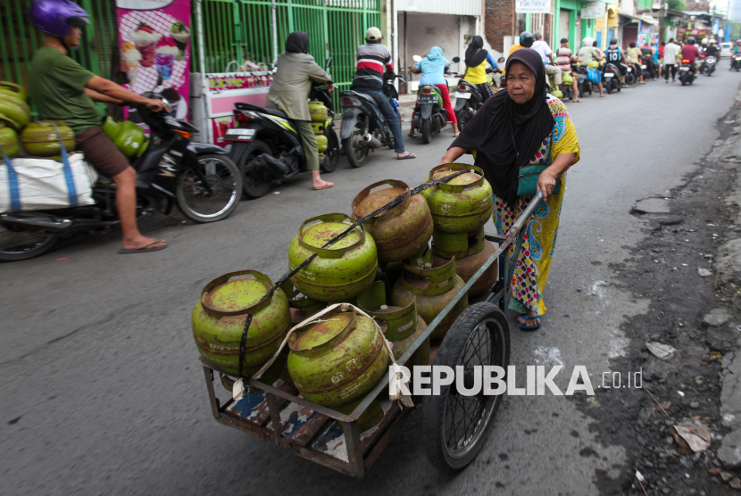 Warga mengantre untuk membeli gas elpiji 3 kilogram di salah satu pangkalan gas elpiji di Kampung Malang, Surabaya, Jawa Timur, Selasa (4/2/2025). Pangkalan gas elpiji yang berada di kawasan pemukiman padat penduduk di pusat Kota Surabaya itu terpantau melayani warga yang antre untuk mendapatkan gas elpiji 3 kilogram bersubsidi. 