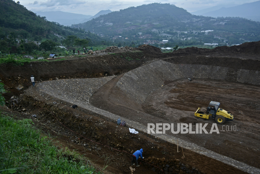 Pekerja menyelesaikan pembangunan tempat pemusnahan sampah sanitary landfill (ilustrasi).