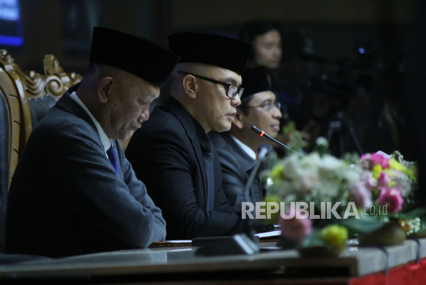 Pimpinan dan anggota DPRD Kota Bandung menggelar Rapat Paripurna 
