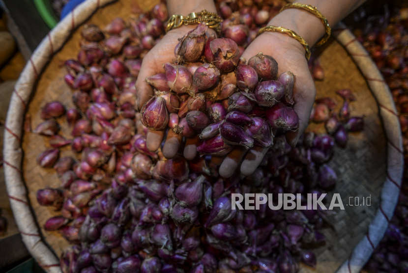 Dinas Perdagangan Kota Surakarta mencatat harga bawang merah di Kota Solo, Provinsi Jawa Tengah, menembus hingga angka Rp70.000 per kilogram menyusul tingginya konsumsi masyarakat terhadap komoditas tersebut.