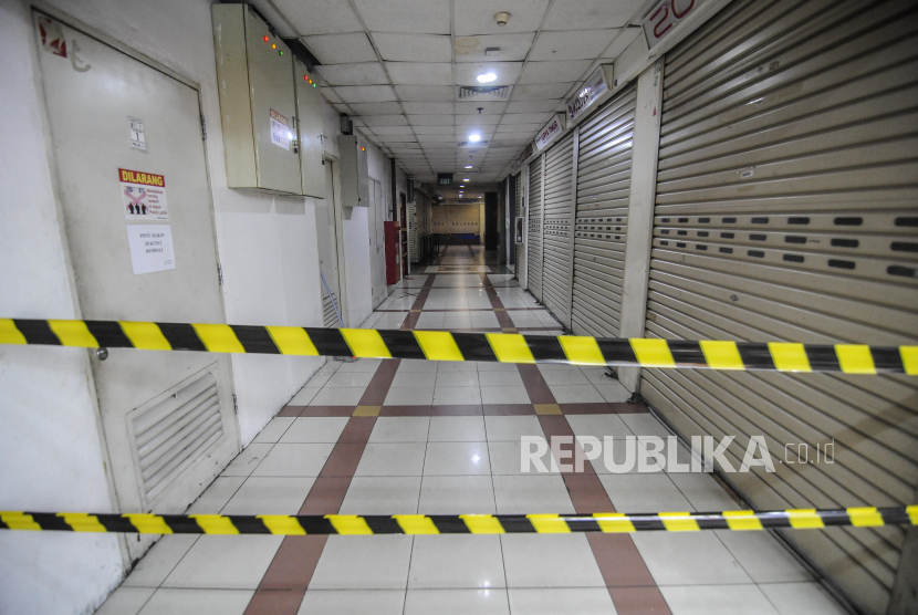 Suasana Pasar Tanah Abang Blok B yang tutup di Jakarta, Kamis (1/7). 