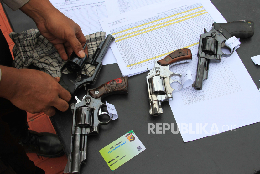 Petugas mendata senjata api milik personel kepolisian saat pemeriksaan senjata api (ilustrasi) 