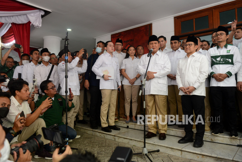 Ketua Umum Partai Gerindra Prabowo Subianto dan Ketua Umum Partai Kebangkitan Bangsa (PKB) Abdul Muhaimin Iskandar memberikan keterangan saat peresmian Sekretatiat Bersama (Sekber) di kawasan Menteng, Jakarta, Senin (23/1/2023). Nasdem akan menjadi partai pertama yang akan bersilaturahmi ke Sekber Gerindra-PKB. (ilustrasi)
