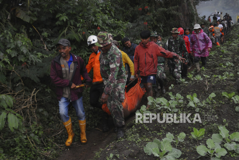  Korban erupsi Gunung Merapi dievakuasi di Batu Palano, Sumatra Barat, Selasa (5/12/2023). Dua personel Polda Sumbar turut menjadi korban erupsi.