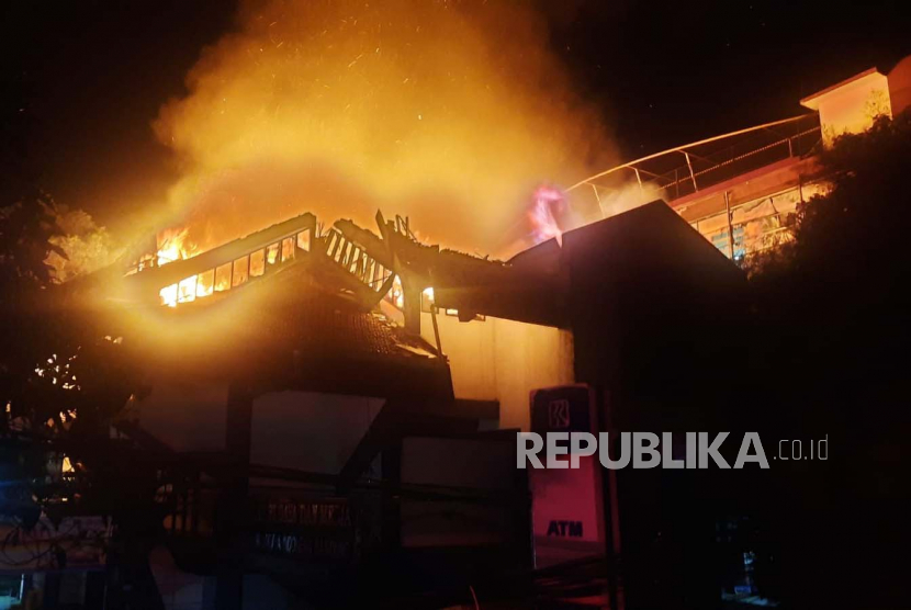  Kebakaran terjadi di Gedung Dewi Asri Kampus Institut Seni Budaya Indonesia (ISBI) Bandung, Jalan Buahbatu, Kota Bandung, Jawa Barat, Selasa (13/6/2023). 