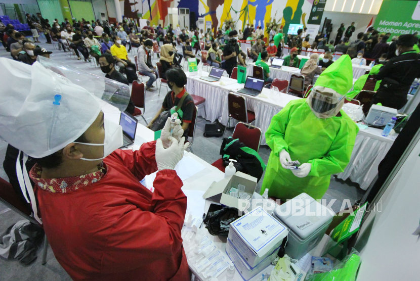 Vaksinasi massal yang digelar salah satu perusahaan angkutan online di Sport Jabar Arcamanik, Kota Bandung beberapa waktu lalu (ilustrasi)