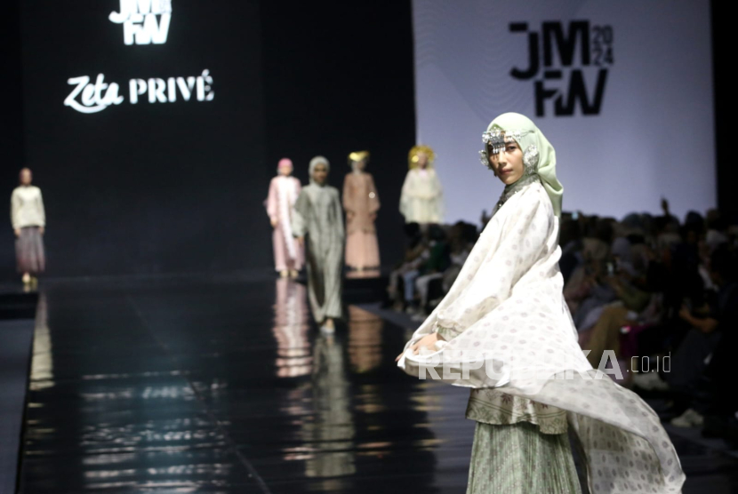 Model menampilkan koleksi busana muslim di Jakarta Muslim Fashion Week 2024 di ICE BSD, Jumat (20/10/2023). BSI mendukung industri fesyen muslim tanah air guna mendorong para pelaku usaha industri halal naik kelas sejalan dengan cita-cita Pemerintah yang ingin menjadikan Indonesia sebagai pusat ekosistem halal dunia.