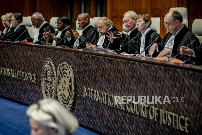 Joan Donoghue (2-kanan), Presiden Mahkamah Internasional dan hakim lainnya di Mahkamah Internasional (ICJ), sebelum sidang kasus genosida terhadap Israel yang diajukan oleh Afsel, di The Hauge. 