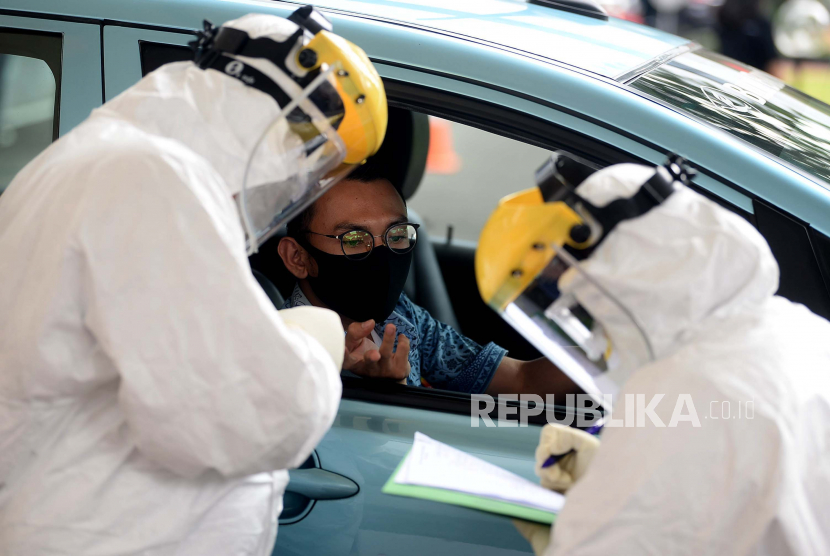 Pengemudi taksi mengikuti Drive Thru Rapid Test Covid-19 di halaman kantor Kementerian Perhubungan, Jakarta, Senin (20/4). (ilustrasi)