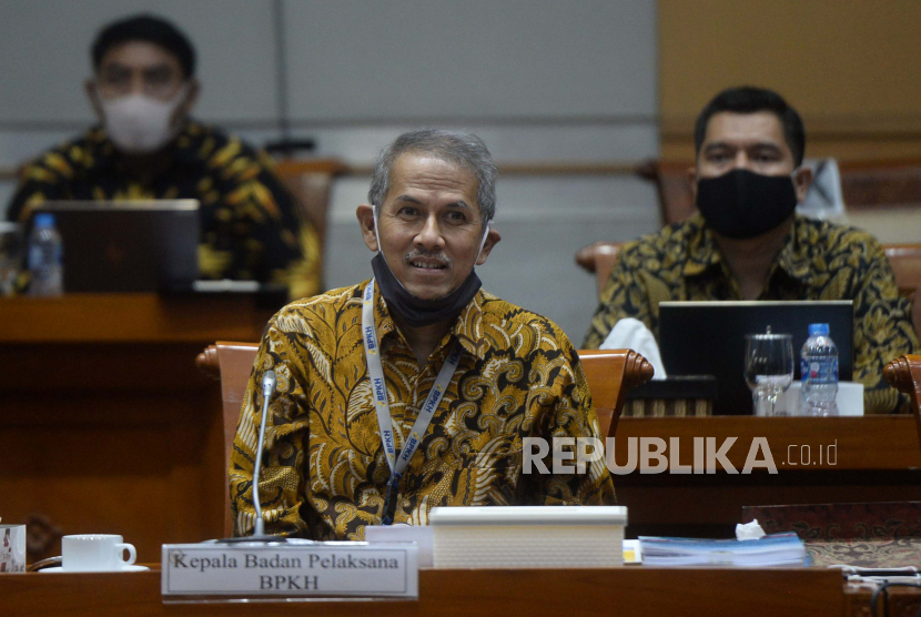 Kepala Badan Pelaksana Badan Pengelola Keuangan Haji (BPKH) Anggito Abimanyu saat mengikuti Rapat Dengar Pendapat (RDP) dengan Komisi VIII DPR di Kompleks Parlemen, Senayan, Jakarta.