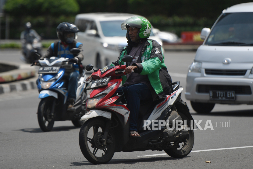 Pengendara motor, ilustrasi. Pemkot Bandung melarang pengendara sepeda motor membawa penumpang atau berboncengan selama penerapan Pembatasan Sosial Berskala Besar (PSBB) di Kota Bandung.