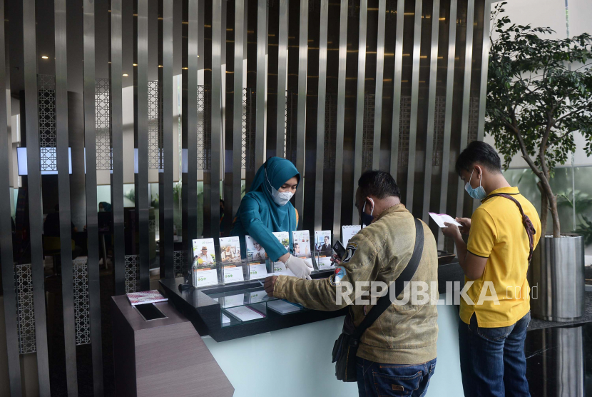 Karyawan melayani nasabah di kantor pusat Bank Muamalat, Jakarta, Jumat (5/2). PT Bank Muamalat Indonesia Tbk. terus meningkatkan layanan berbasis digital sebagai bentuk adaptasi terhadap kebutuhan nasabah. Baru-baru ini Bank Muamalat meluncurkan fitur terbaru berbasis QR Code bernama MQRIS, fitur ini terhubung dengan lebih dari 5 juta merchant di seluruh Indonesia.Prayogi/Republika