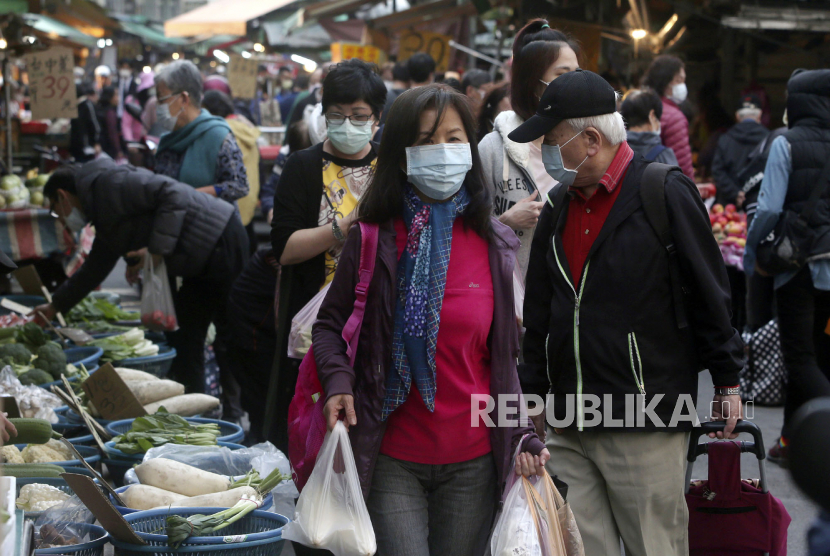Warga memakai masker untuk membantu mencegah penyebaran coronavirus ketika mereka berbelanja di sebuah pasar di Taipei, Taiwan, Selasa (14/4). Taiwan salah satu negara yang berhasil mengendalikan corona (COVID-19) tanpa lockdown