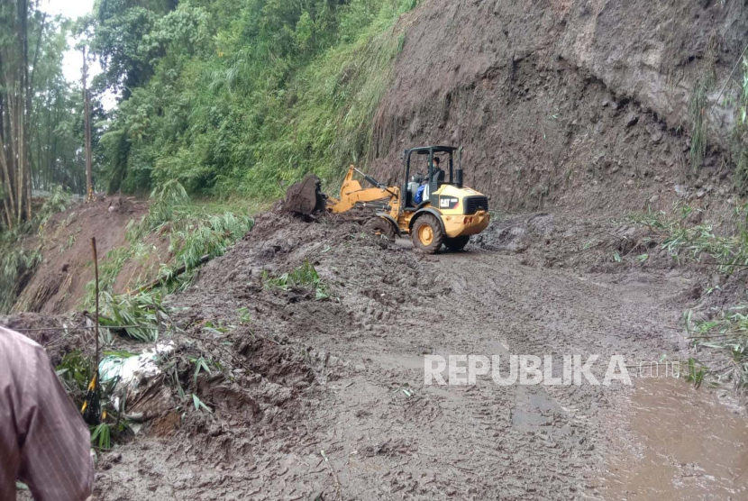 Sejumlah petugas menangani tanah longsor di sejumlah titik wilayah Pujon dan Ngantang di Kabupaten Malang, Rabu (1/3/2023). Kejadian ini menyebabkan jalur lalu lintas Malang-Kediri dan Ngantang-Wlingi Blitar ditutup sejak Selasa (28/1/2023). 