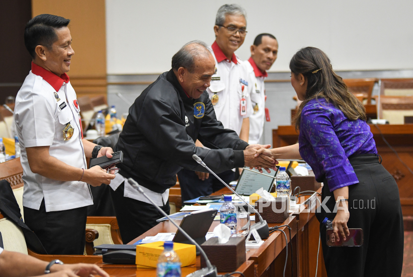 Kepala Badan Siber dan Sandi Negara (BSSN) Letjen TNI (Purn) Hinsa Siburian (kedua kiri) didampingi Wakil Kepala BSSN Irjen Pol Putu Jayan Danu Putra (kiri) menjabat tangan Ketua Komisi I DPR RI Meutya Hafid (kanan) sebelum rapat kerja bersama di kompleks Parlemen, Senayan, Jakarta, Selasa (22/8/2023). Rapat tersebut membahas Rancangan Undang-undang (RUU) Perubahan Kedua atas Undang-Undang Nomor 11 Tahun 2008 tentang Informasi dan Transaksi Elektronik (UU ITE).  