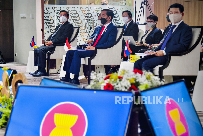 Foto selebaran yang disediakan oleh Istana Kepresidenan Indonesia menunjukkan Perdana Menteri Kamboja Hun Sen (kiri), Presiden Indonesia Joko Widodo (tengah) dan Menteri Luar Negeri Laos Saleumxay Kommasith (kanan) menghadiri pertemuan para pemimpin Perhimpunan Bangsa-Bangsa Asia Tenggara (ASEAN) di sekretariat ASEAN, di Jakarta, Indonesia, 24 April 2021. Para pemimpin ASEAN bertemu untuk membahas krisis Myanmar.