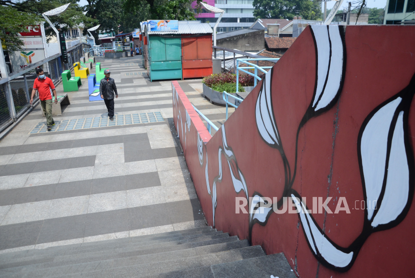 Kursi dan dinding Teras Cihampelas, Kota Bandung, dimural. Pemkot Bandung sempat menggelar revitalisasi meski begitu jumlah pengunjung Teras Cihampelas belum meningkat