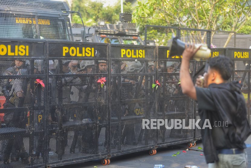 Polisi berjaga saat aksi unjuk rasa menolak pengesahan Revisi UU Pilkada di Kompleks Parlemen, Senayan, Jakarta, Kamis (22/8/2024). Aksi serupa juga terjadi di Semarang.