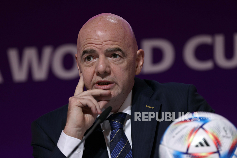  Presiden FIFA Gianni Infantino menyampaikan konferensi pers di Doha, Qatar, 19 November 2022. Piala Dunia FIFA Qatar 2022 akan berlangsung dari 20 November hingga 18 Desember 2022.