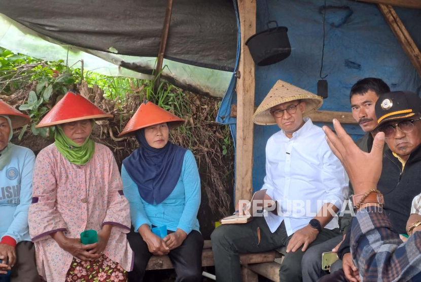 Capres Koalisi Perubahan Anies Baswedan saat berkampanye mengunjungi kawasan pertanian dan perusahaan susu di wilayah Pangalengan, Bandung, Rabu (29/11/2023). 