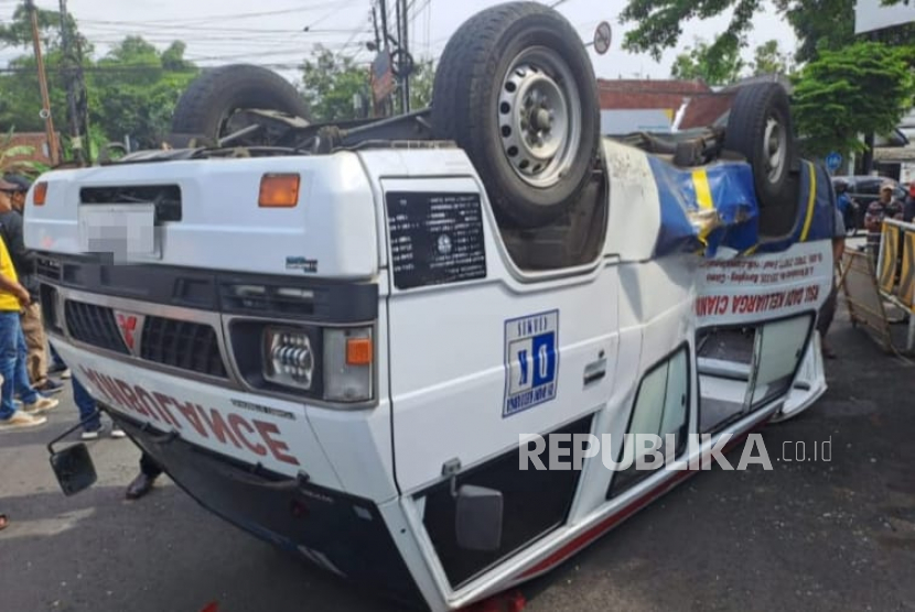 Sebuah ambulans yang membawa bayi berusia tiga hari mengalami kecelakaan hingga terguling di Simpang Empat Tonjong, Jalan Jenderal Sudirman, Kecamatan Ciamis, Kabupaten Ciamis, Kamis (23/2/2023).  .