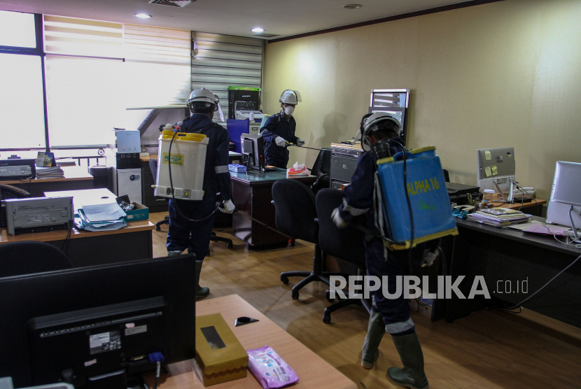 Petugas Dinas Kesehatan Provinsi Riau menyemprotkan cairan disinfektan 