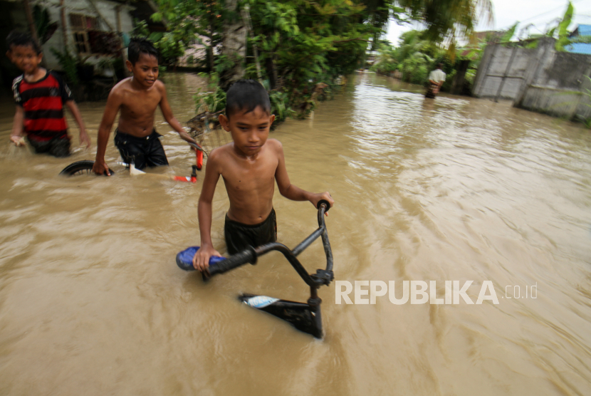 Banjir merendam sejumlah wilayah di Kabupaten Mamuju, Sulawesi Barat.