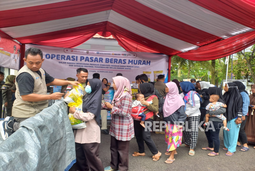Warga mengantre untuk membeli beras saat Operasi Pasar Murah di halaman Kantor Kecamatan Ciamis, Kabupaten Ciamis, Jawa Barat, Senin (13/2/2023).