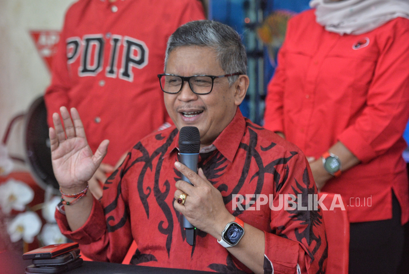 Sekretaris Jenderal DPP PDI Perjuangan (PDIP) Hasto Kristiyanto. Sekjen PDIP Hasto Kristiyanto mencurigai pertemuan Presiden Jokowi dengan Surya Paloh.